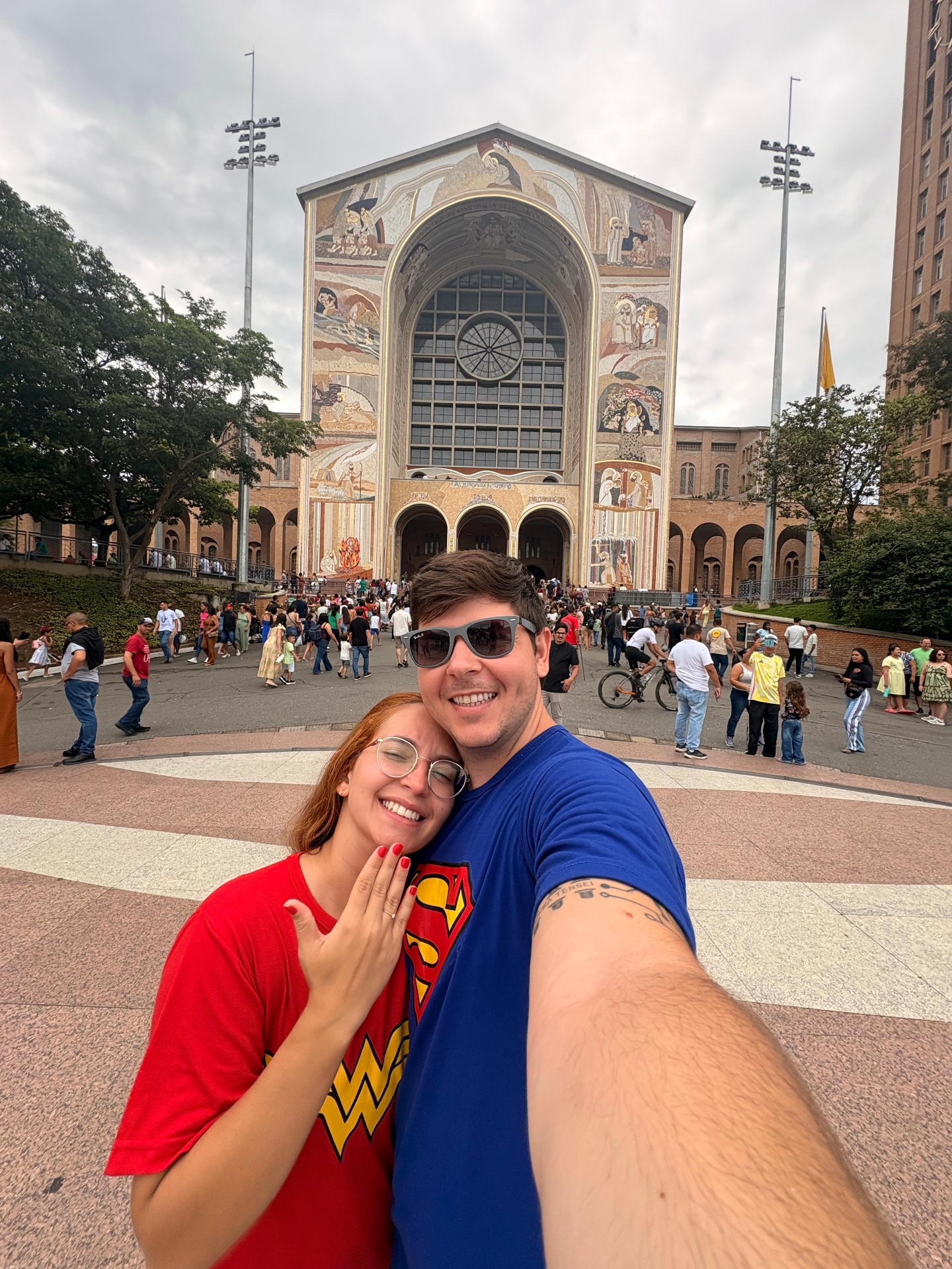 Casal em oração diante de Nossa Senhora
