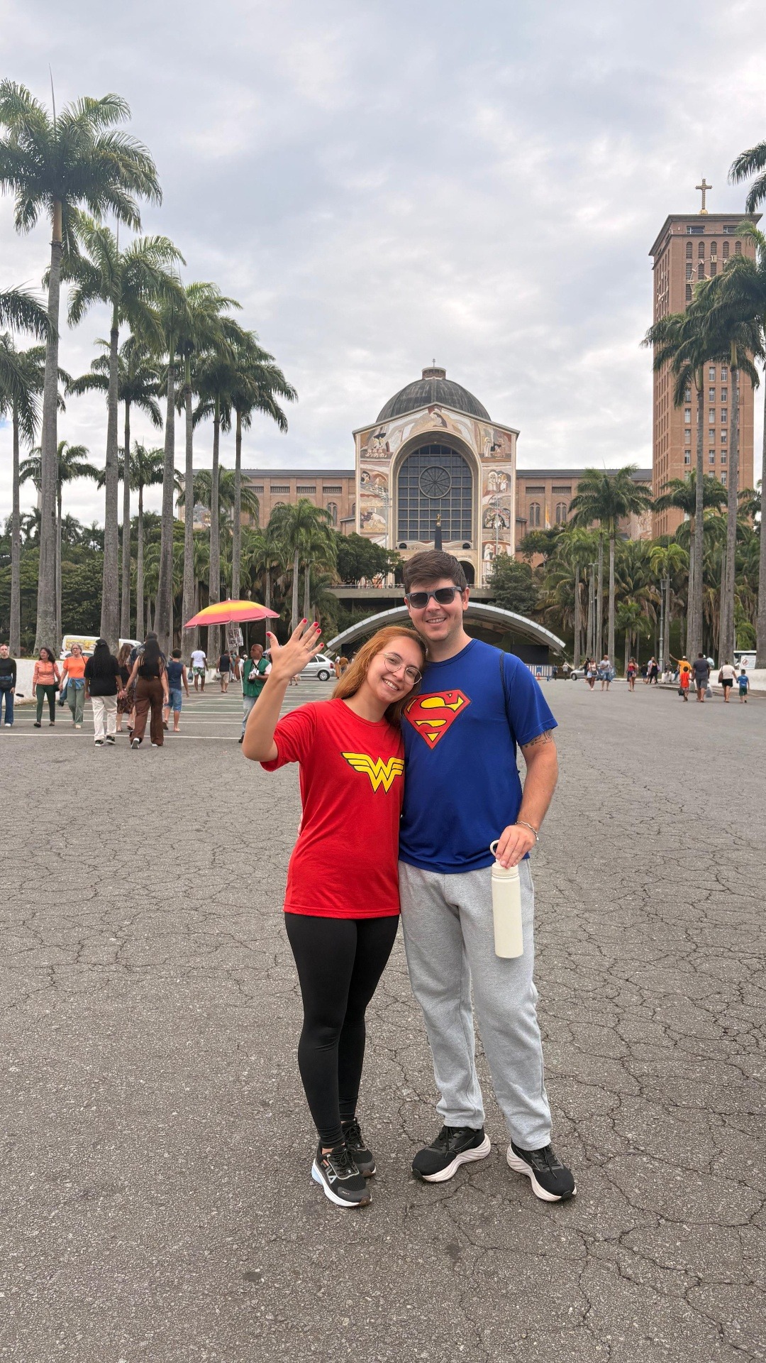 Casal caminhando em frente à igreja